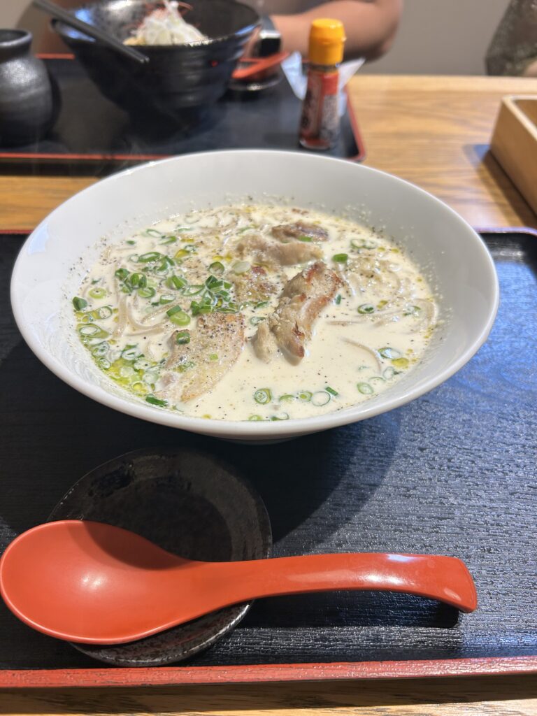 今日のランチに私が選んだのは「チキンクリームそば」